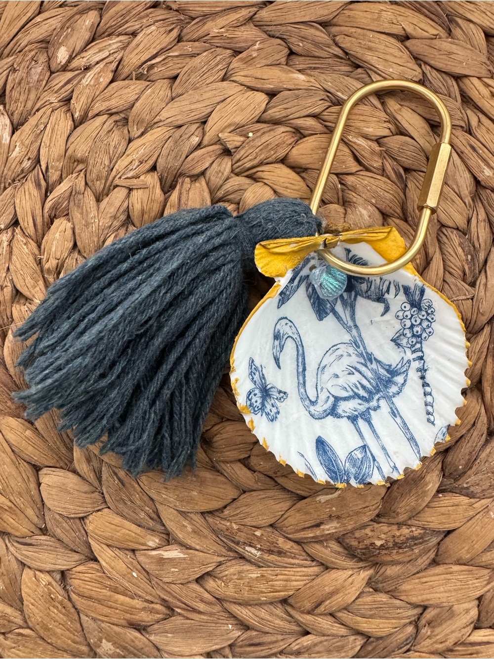 Tassel & Flamingo Shell Keyring in Dark Gray and White